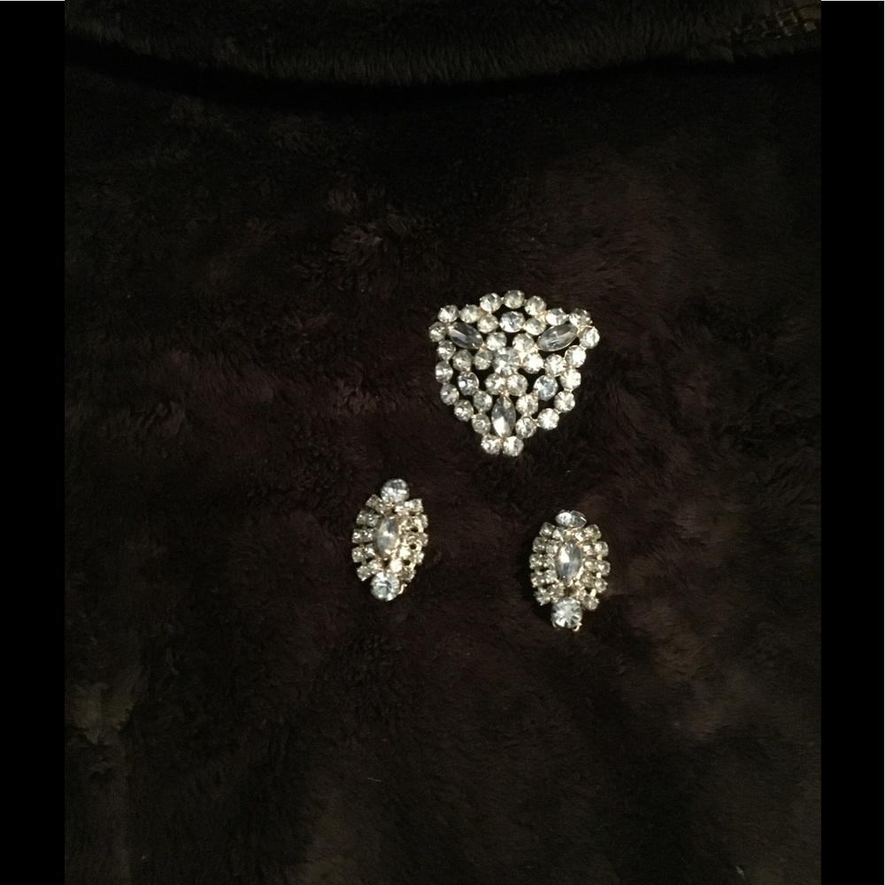 Vintage ice blue color brooch w/matching clip on earring